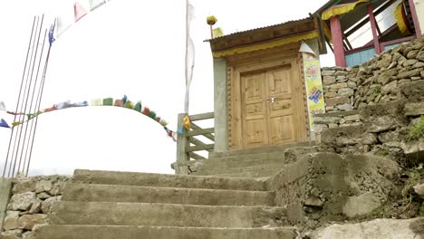 Puerta-de-entrada-al-monasterio-de-altura-en-Nepal,-aldea-Prok,-Manaslu-trek.