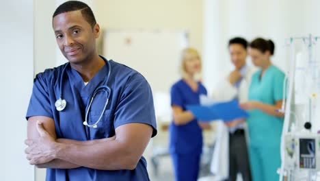 Retrato-de-personal-masculino-étnicos-en-centro-médico