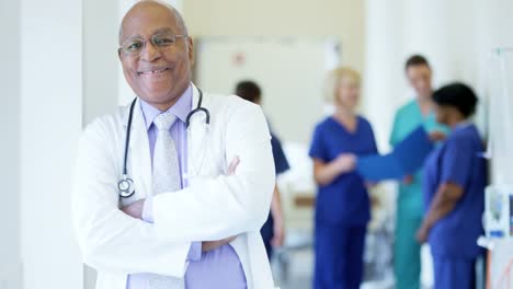 Porträt-von-zuversichtlich-afroamerikanische-männliche-leitender-Arzt