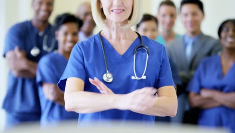 Portrait-of-Caucasian-senior-female-doctor-and-team