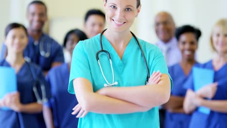 Portrait-of-female-nurse-and-team-of-staff