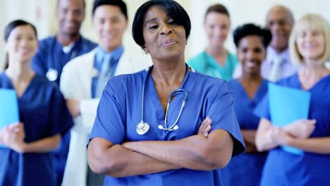 Retrato-de-americana-africano-mujer-enfermera-y-equipo
