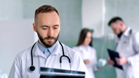 Porträt-von-männlichen-männlichen-Arzt-mit-Stethoskop-Überprüfung-Röntgen-snapshot