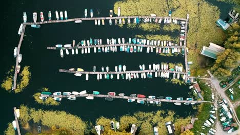 Pier-mit-dem-Schnellboot.-Marina-viel.-Dies-ist-in-der-Regel-die-beliebtesten-Touristenattraktionen-am-Strand.-Yacht-und-Segelboot-wird-am-Kai-festgemacht.-Luftaufnahme-von-Drohne.-Ansicht-von-oben