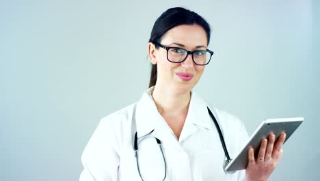 Retrato-de-un-mujer-médico-con-bata-blanca-y-estetoscopio-sonriendo-mirando-en-cámara-sobre-fondo-blanco.