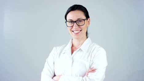 Retrato-de-un-mujer-médico-con-bata-blanca-y-estetoscopio-sonriendo-mirando-en-cámara-sobre-fondo-blanco.