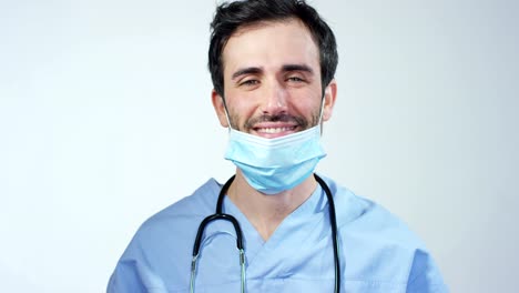 Retrato-de-un-cirujano-o-un-médico-con-máscara-y-auriculares-para-operación-en-hospital-o-clínica-de-cerca.-Las-sonrisas-de-cirujano-seguras-y-orgullosos-de-sí-mismo.