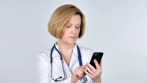 Viejo-Doctor-Smartphone-navegación,-fondo-blanco