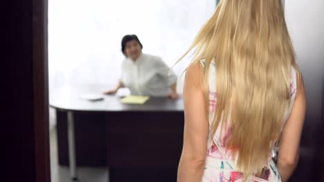 Young-woman-greets-the-doctor