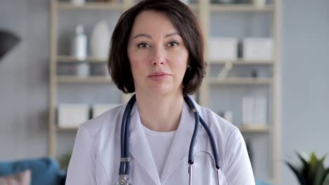 Portrait-of-Serious-Old-Lady-Doctor-Looking-at-Camera