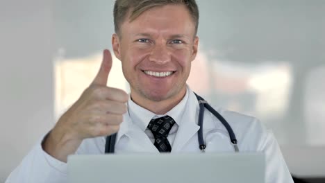 Glücklich-Arzt-gestikulieren-Thumbs-Up-in-Klinik