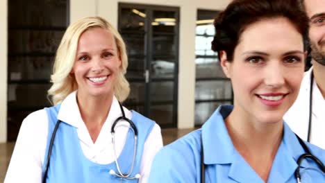 Portrait-of-smiling-doctors