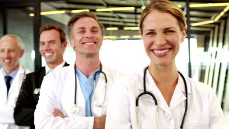 Retrato-de-sonriendo-equipo-médico