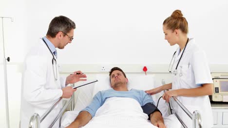 Arzt-Gespräch-mit-Kranken-Patienten-im-Bett
