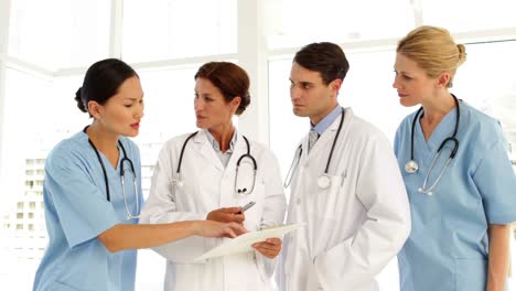 Medical-team-discussing-a-file