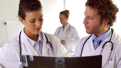 Doctors-studying-xray-in-the-ward