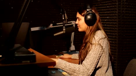 Radio-DJ-im-Studio