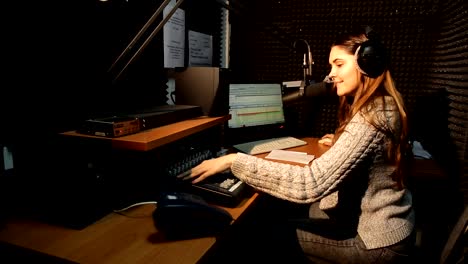 Wunderschöne-Radio-DJ-im-Studio-mit-Publikum-sprechen