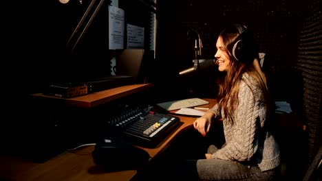 Glücklich-Radio-DJ-im-Studio-mit-Publikum-sprechen