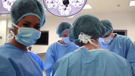 Surgical-team-working-together-in-operating-theater