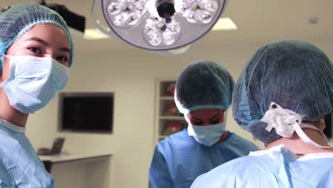Equipo-quirúrgico-de-trabajo-juntos-en-la-operación-de-teatro
