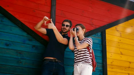 Los-fotógrafos-de-joven-tomando-fotos-en-la-ciudad