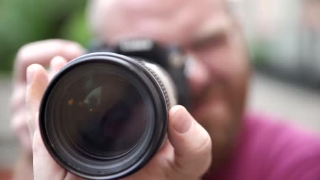 Fotograf-umrahmt-die-Kamera-mit-einem-großen-Objektiv-der-Kamera