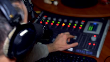 Radio-Moderator-am-Mikrofon-in-einem-live-Radio-broadcast-studio