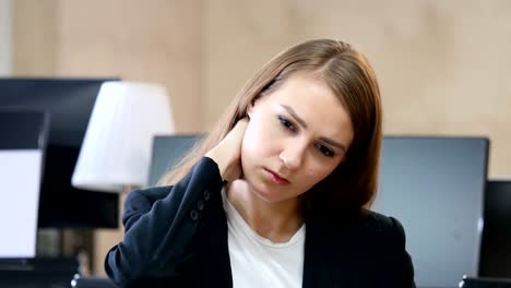 Müde-Frau-im-Büro-mit-Nackenschmerzen