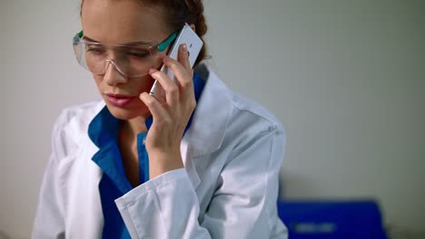 Mujer-científica-hablando-por-teléfono.-Mujer-científica-hablando-por-teléfono