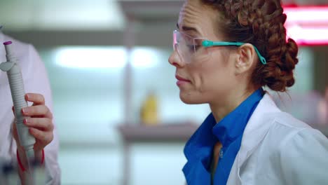 Woman-scientist-student-in-lab.-Close-up-of-lab-woman-learning-lab-equipment