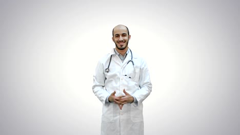 Feliz-doctor-sonriendo-a-la-cámara-sobre-fondo-blanco