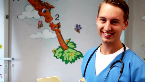 Sonriente-médico-sosteniendo-el-informe-médico-en-el-hospital