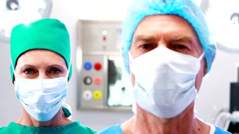 Portrait-of-surgeons-wearing-surgical-mask-in-operation-theater