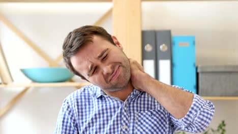 Müde-Menschen-bei-der-Arbeit-im-Büro-sitzen