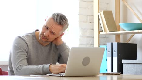 Müde,-Mitte-im-Alter-Mann-arbeiten-am-Laptop,-Workload