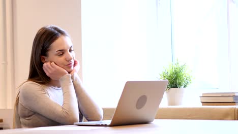 Dormir-mujer-diseñador-sentado-en-el-trabajo