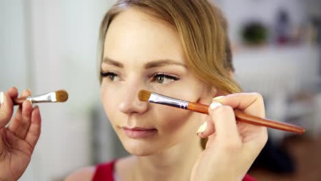 Make-up-artist-haciendo-corrección-de-nariz-con-el-color-más-oscuro.-Uso-de-cepillos-para-la-corrección.-Escultura-de-la-cara.-Rodada-en-4k