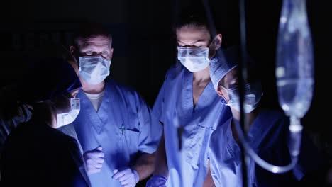 Group-of-surgeons-working-in-operating-room