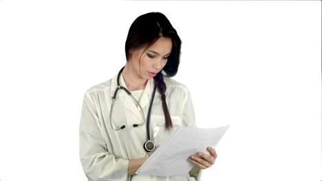 Joven-doctora-leyendo-formas-paciente-historial-médico-sobre-fondo-blanco