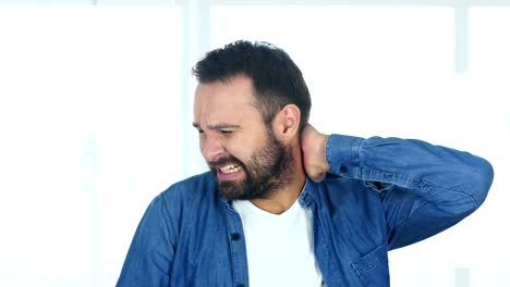 Hombre-de-barba-cansado-en-el-trabajo-en-oficina