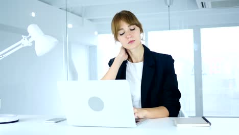 Mujer-joven-en-el-trabajo-con-dolor-de-cuello,-cansado