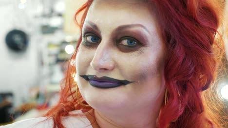 Close-up-Portrait-von-rothaarige-Frau-mit-Halloween-Make-up-im-Schönheitssalon