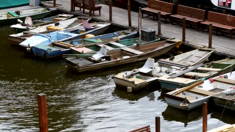 República-Checa,-Praga.-Viejos-barcos-pequeño-estacionados-en-el-muelle