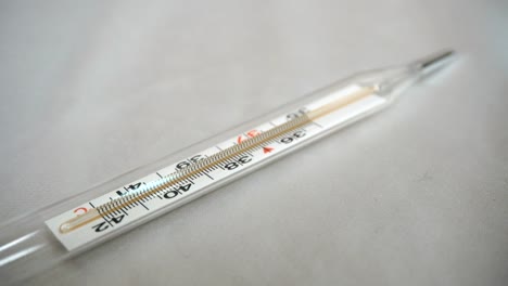 Mädchen-nimmt-das-thermometer