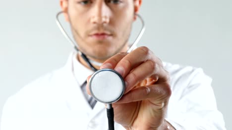 Arzt-mit-seinem-Stethoskop-gegen-weiße-Hintergrund-4K-4k