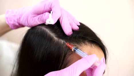 Cosmetologist-makes-injections-into-the-scalp.