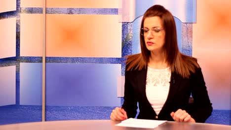 Junge-Frau-TV-Moderatorin,-Greenscreen-Hintergrund
