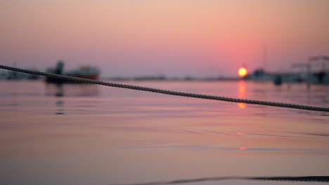 Boot-im-Hafen-bei-Sonnenuntergang-gefesselt