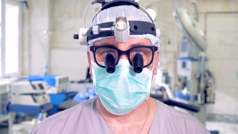 Doctor-in-operating-theatre-looking-into-camera.-Doctors-portrait.